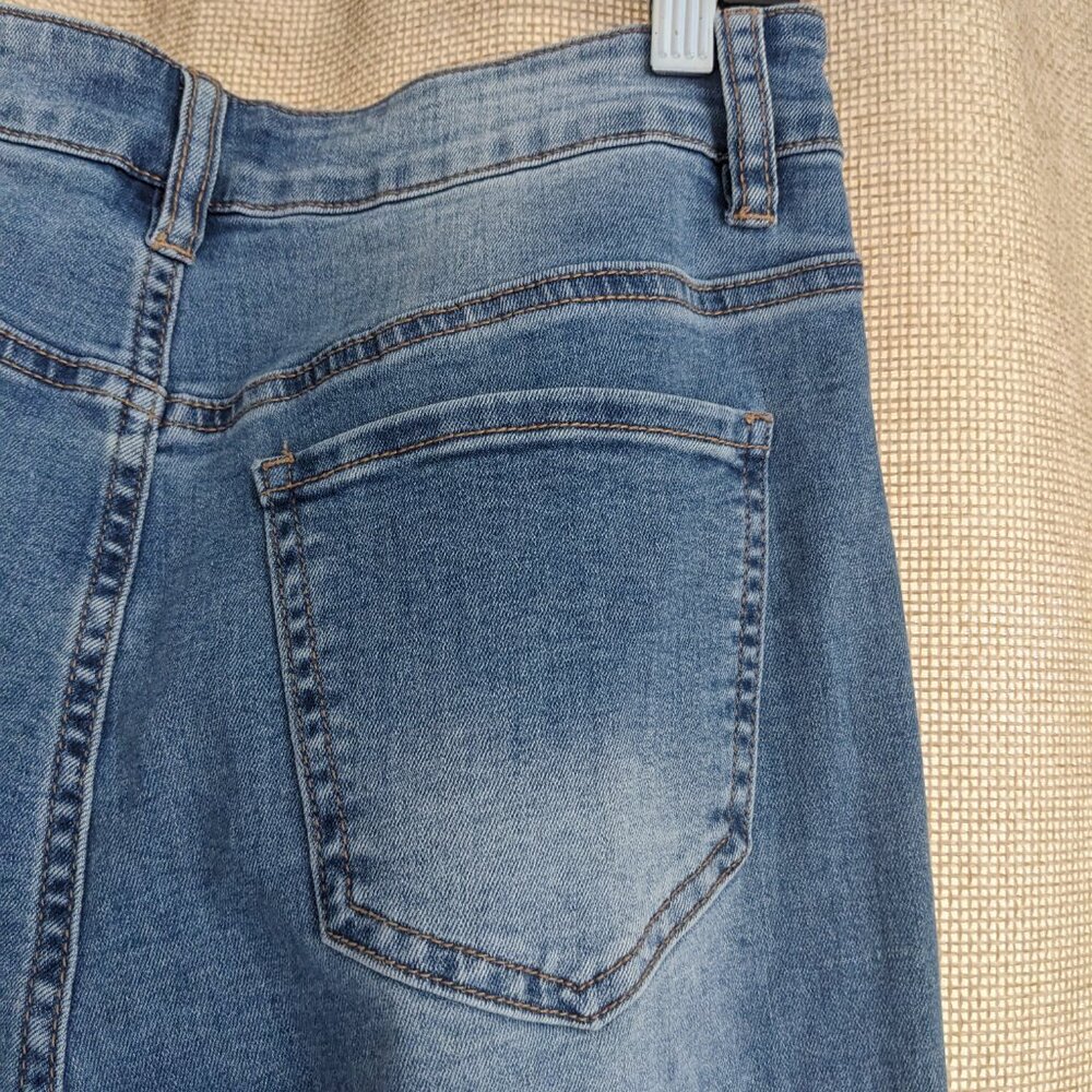 Alloy Apparel NWT Light Denim Wash, Button Up, Distressed Jeans, Size 10 x 37L - Picture 9 of 10